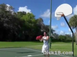 Basketbol turns into slam dunk agzyňa almak