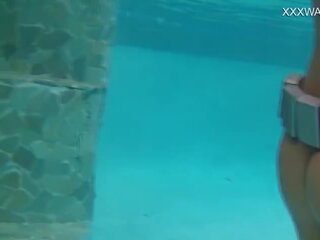 Hungareze vogëlushe nora shmandora merr orgasms në the pishinë