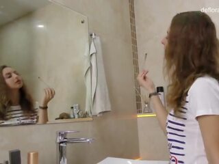 Nena margaret robbie en la baño en desvirgación canal