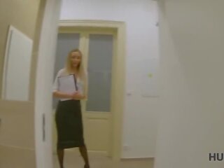 Hunt4k. kindje in strict pak en charmant lingerie clips haar seks video- vaardigheden