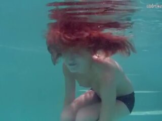 Fascinerende undervann rødhårete nikita vodorezova