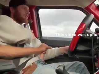 Dos súper hombres masturbándose en la coche