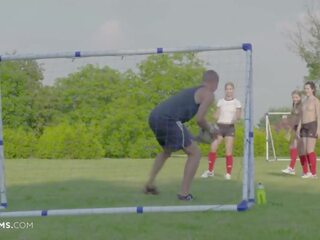 Ultrafilms легендарен четири футбол момичета съблазнявам треньор за събличане игра & давам му на най-горещите оргия в негов живот