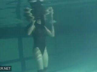 Borotvált barna lányos irina polcharova meztelen -ban a medence