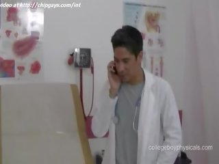 Svaigs ārsti examines swain