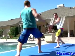 Homo gespierd atleten sword vechten door de zwembad
