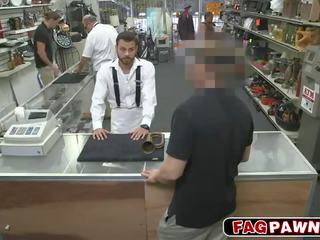 Simpatik pederast goditjet një penis në publike pawn dyqan