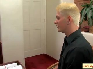 Blond koolipoiss imemine tema ülemus jaoks maksma tõstma
